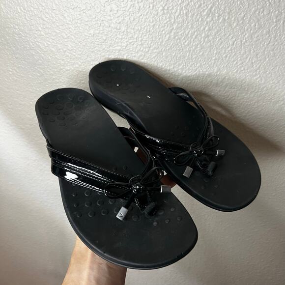 Vionic Bella X Black Patent Leather Orthopedic Flip Flop Sandals 9 - Picture 1 of 5